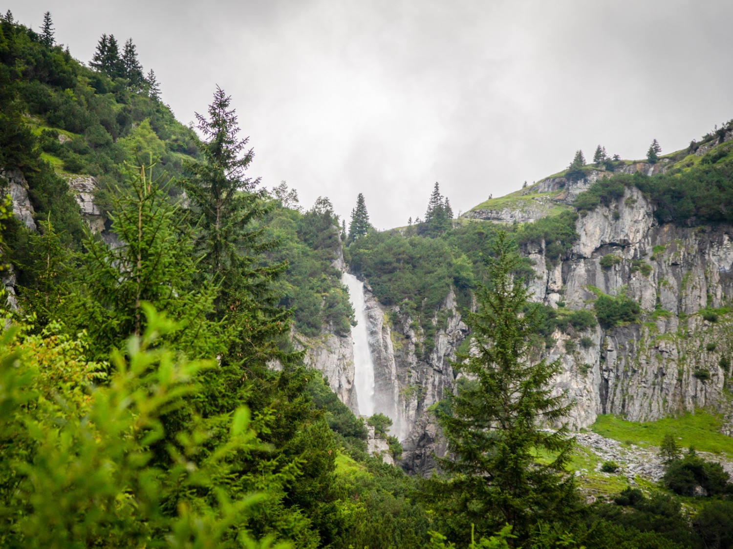 Der Wasserfall am Ende des Sees. Bild: Phil Suarez