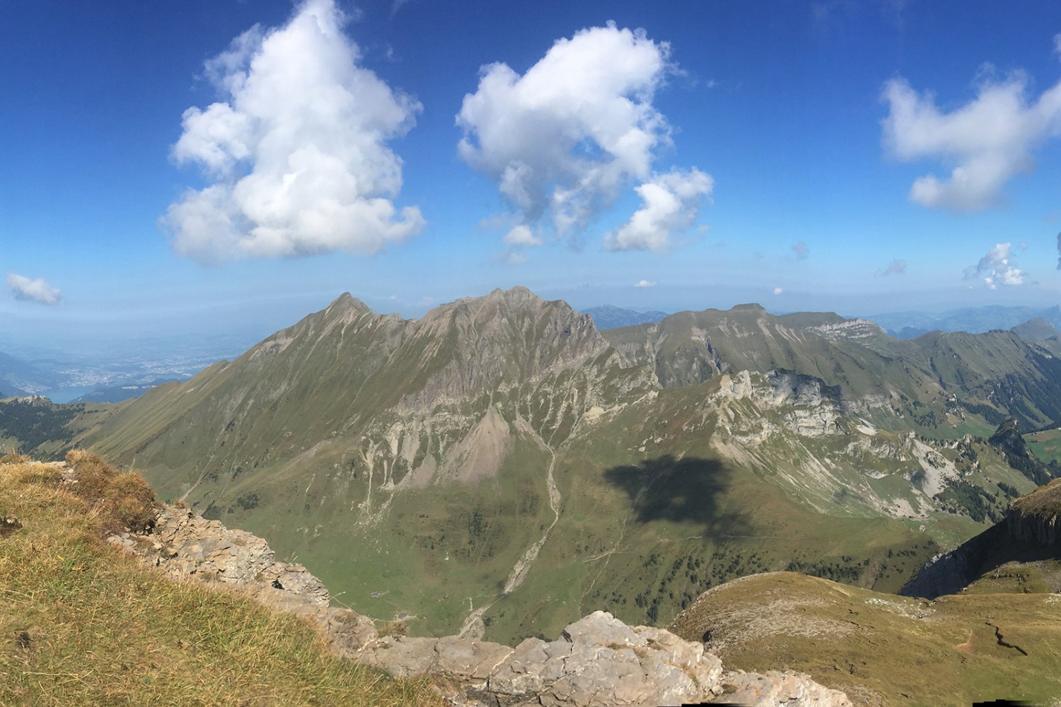 Kaiserliches Rundumpanorama auf dem Chaiserstuel. Der Gipfel ist so breit, dass es sich anbietet, hier zu picknicken. Bild: Rémy Kappeler