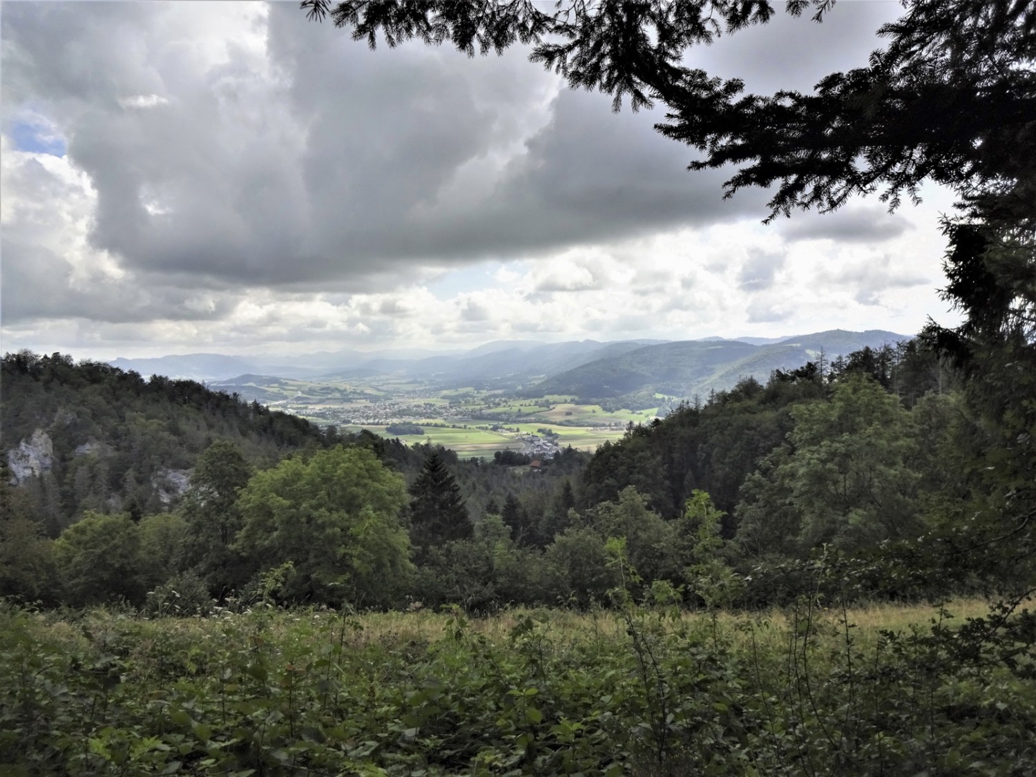 Au loin, tout en bas: la vallée de Delémont. Photo: Miroslaw Halaba