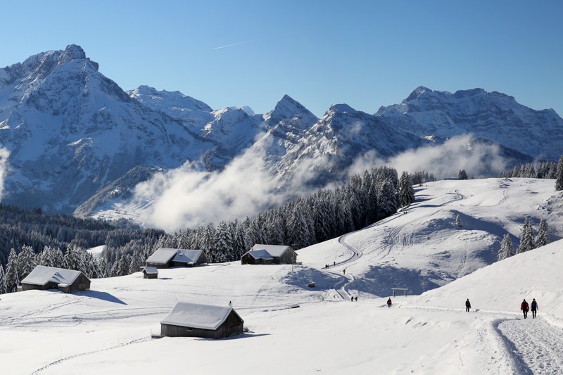 La chaîne des Alpes glaronnaises se dévoile dans toute sa splendeur à l’Alp Altschen. Photo: Andreas Staeger