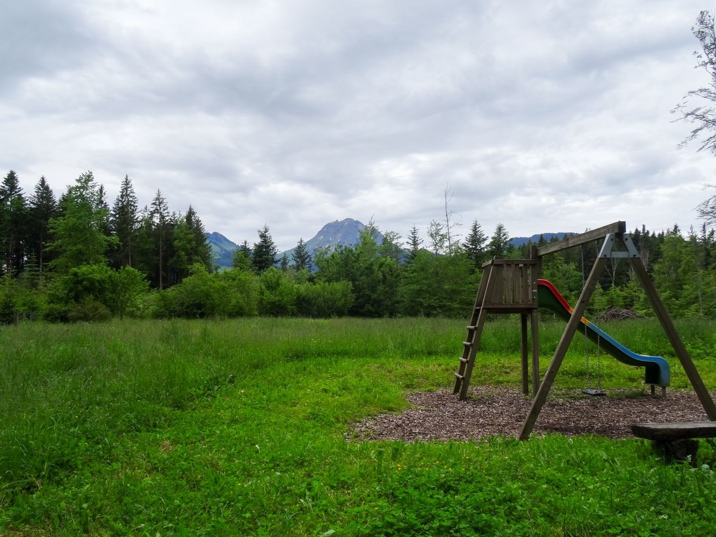 Un parco giochi vicino a una capanna nel bosco farà la gioia dei bambini.