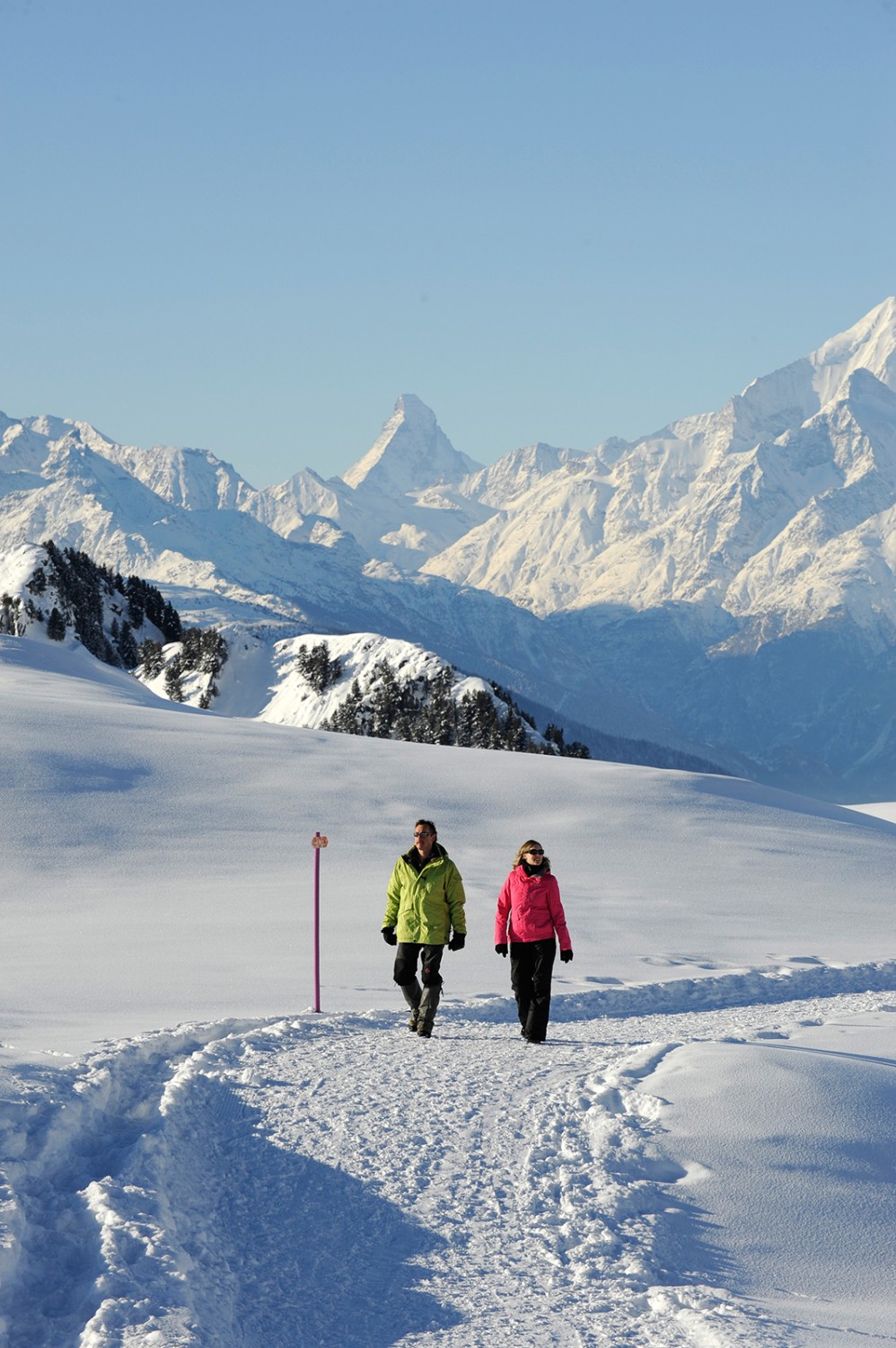 Aussichtsreich unterwegs: im Hintergrund das Matterhorn.