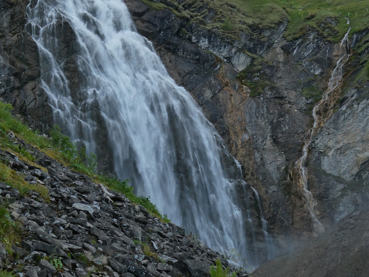 Les chutes d’Entschlige, moment fort de la randonnée.