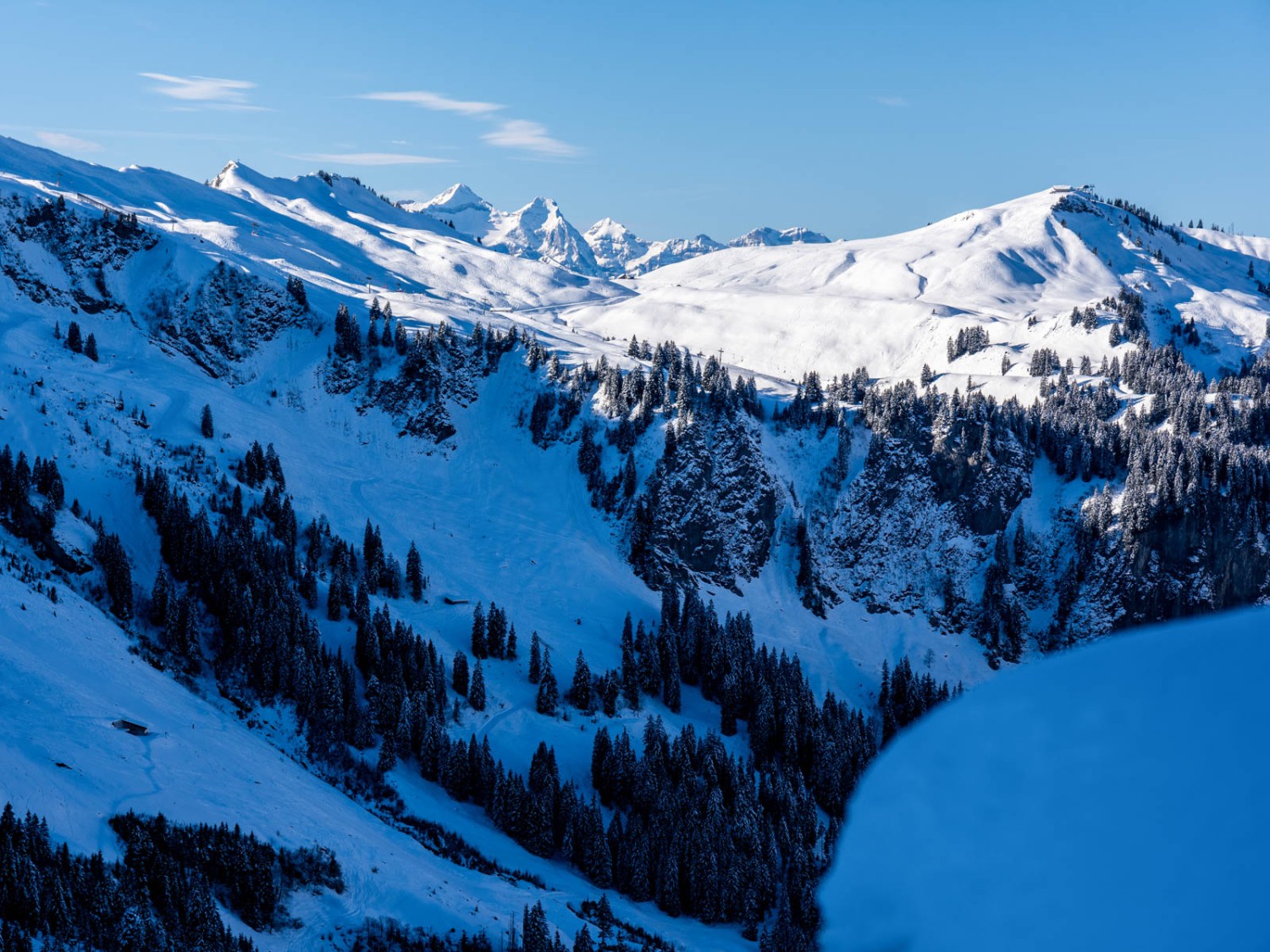 Le soleil chauffe déjà le domaine skiable de Hoch-Ybrig. Photo: Franz Ulrich