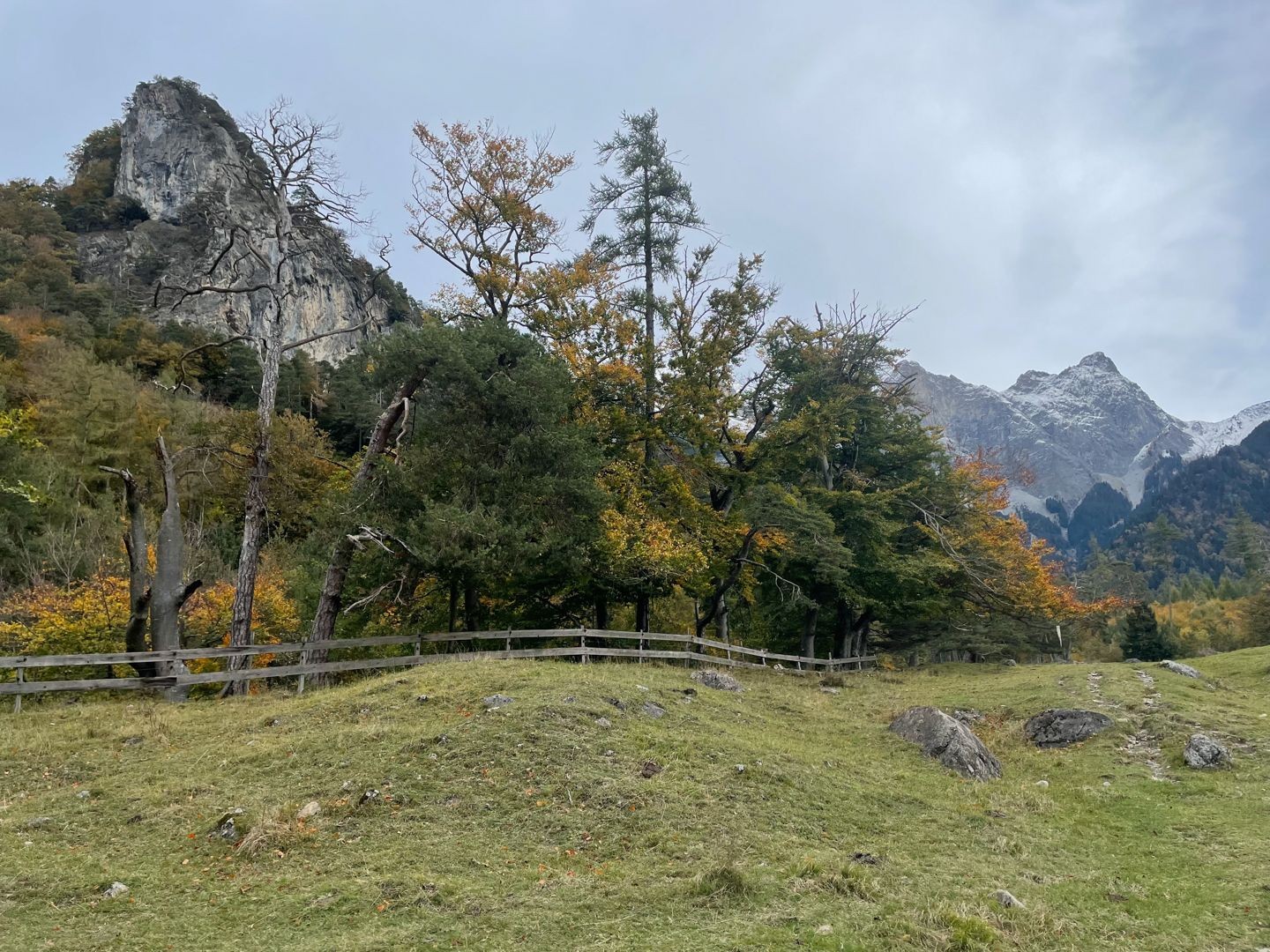 Randonnée d'automne au Lichtenstein avec vue sur la vallée du Rhin