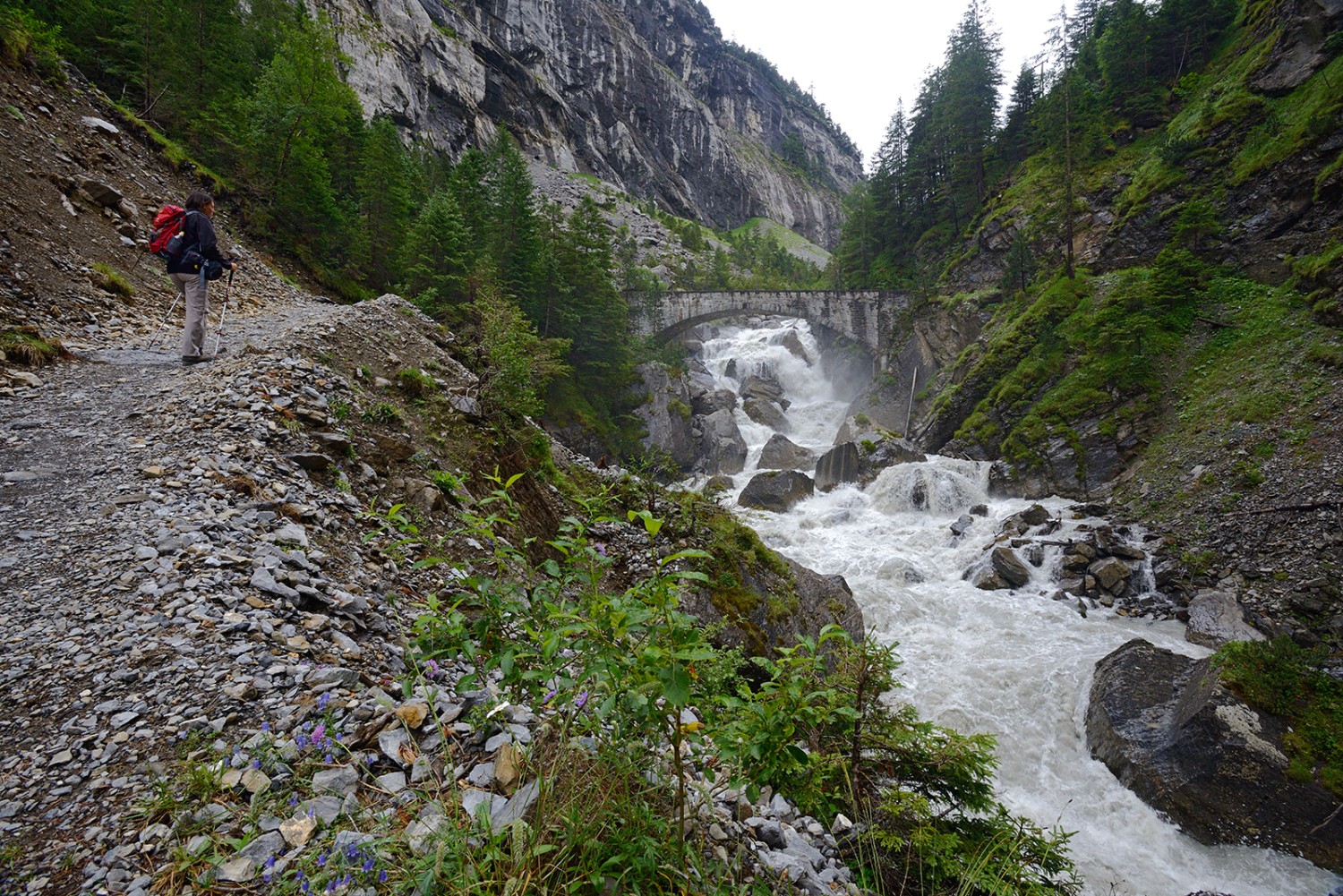 In der Klus tobt das Wasser.