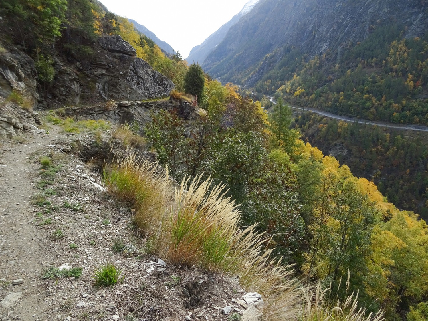 Du chemin, vue vers Saas Fee, en haut de la vallée.