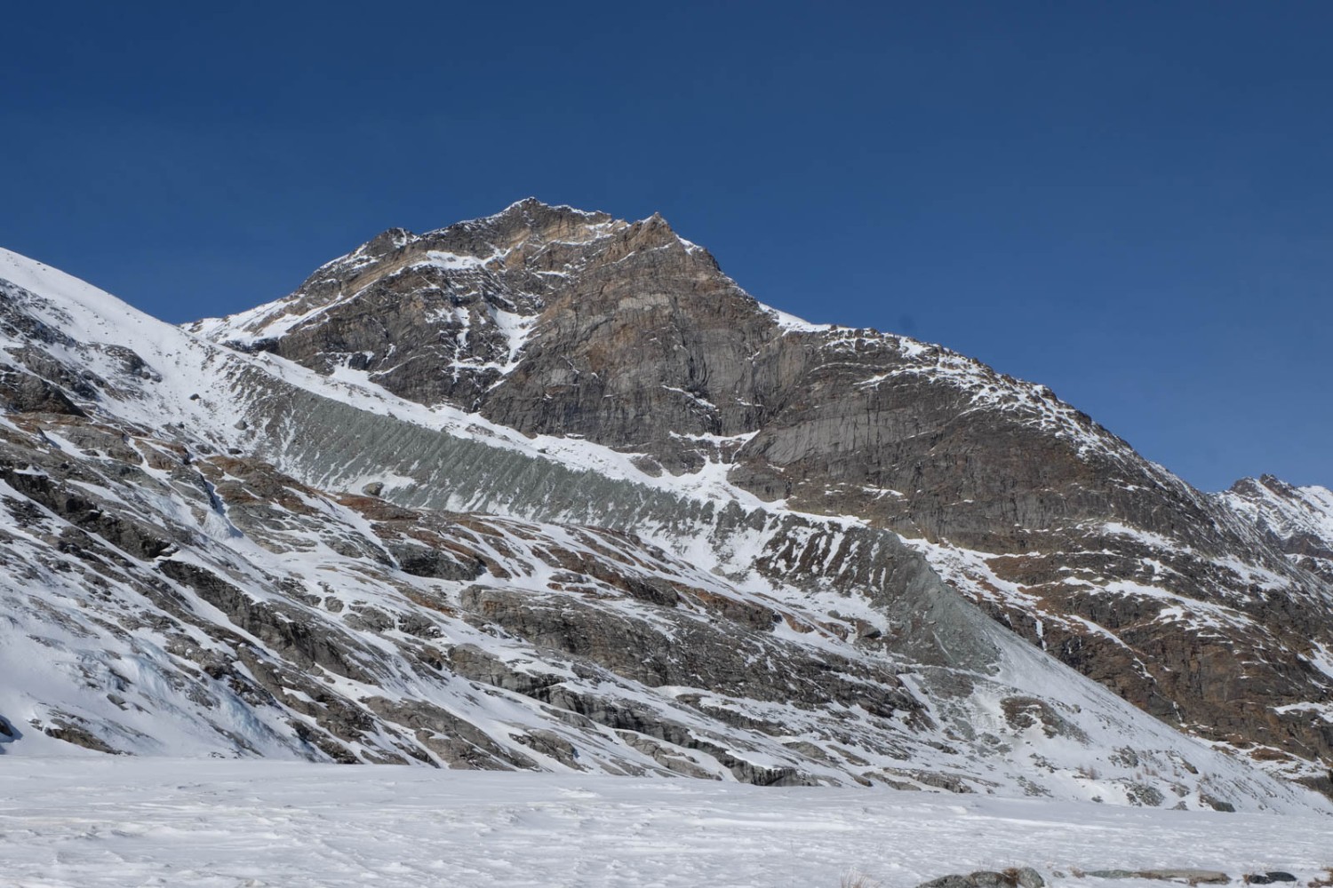 Le Klein Allalin, au fond de la vallée, et des moraines, toujours impressionnantes. Photo: Elsbeth Flüeler