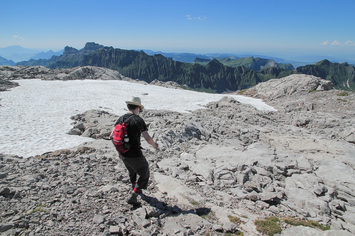 Il sentiero attraverso la roccia carsica del Silberen è accidentato. Quindi è meglio godersi il panorama durante una sosta. Foto: Elsbeth Flüeler