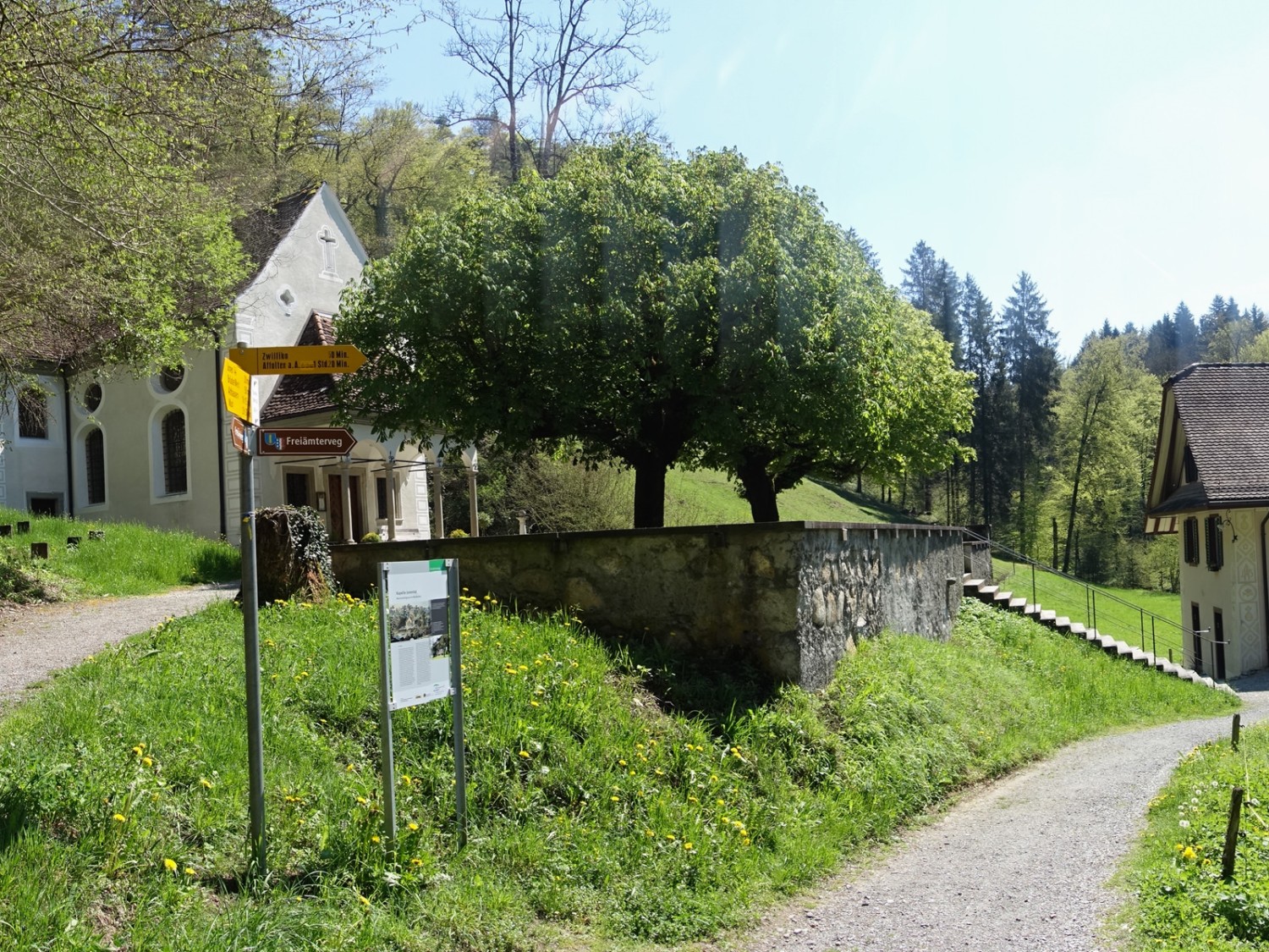 Überraschung mitten im Wald: die Kapelle Jonental. Bild: Vera In-Albon