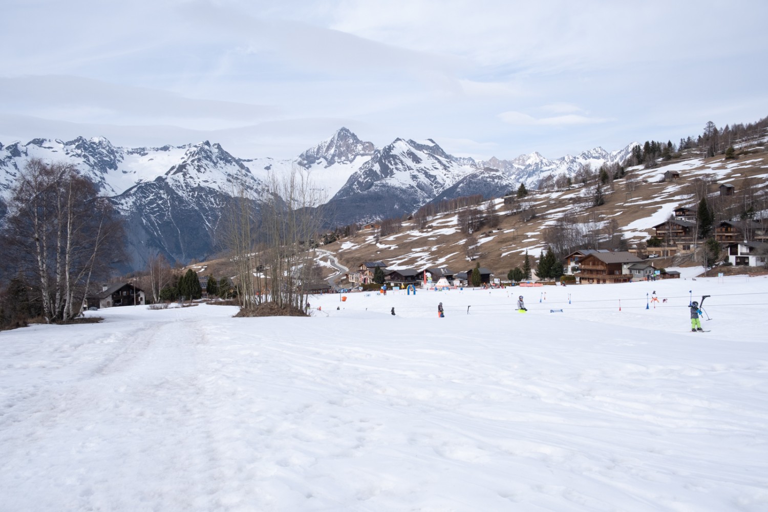 La randonnée débute le long du téléski pour enfants à Bürchen. Photo: Markus Ruff