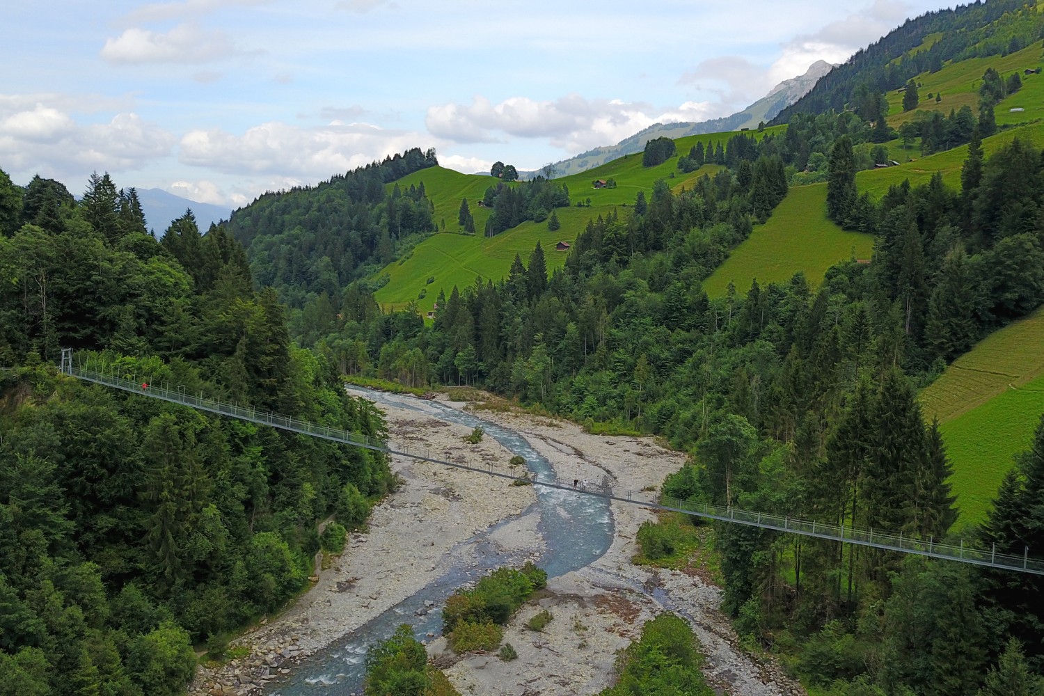 Die Hängebrücke Hostalde überspannt das breite Flussbett der Entschlige. Bild: Adelboden Tourismus