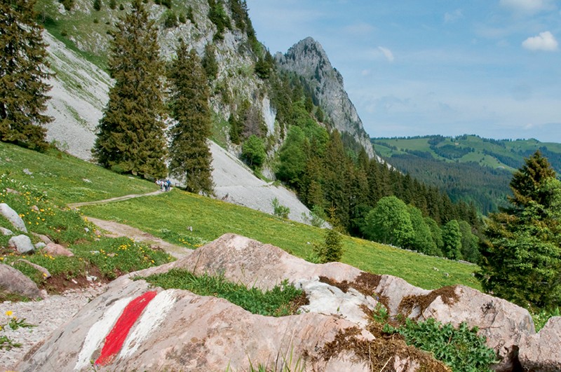 Le chemin passe les deux Mythen et emprunte la crête en arrière-plan. Photo: Heinz Staffelbach