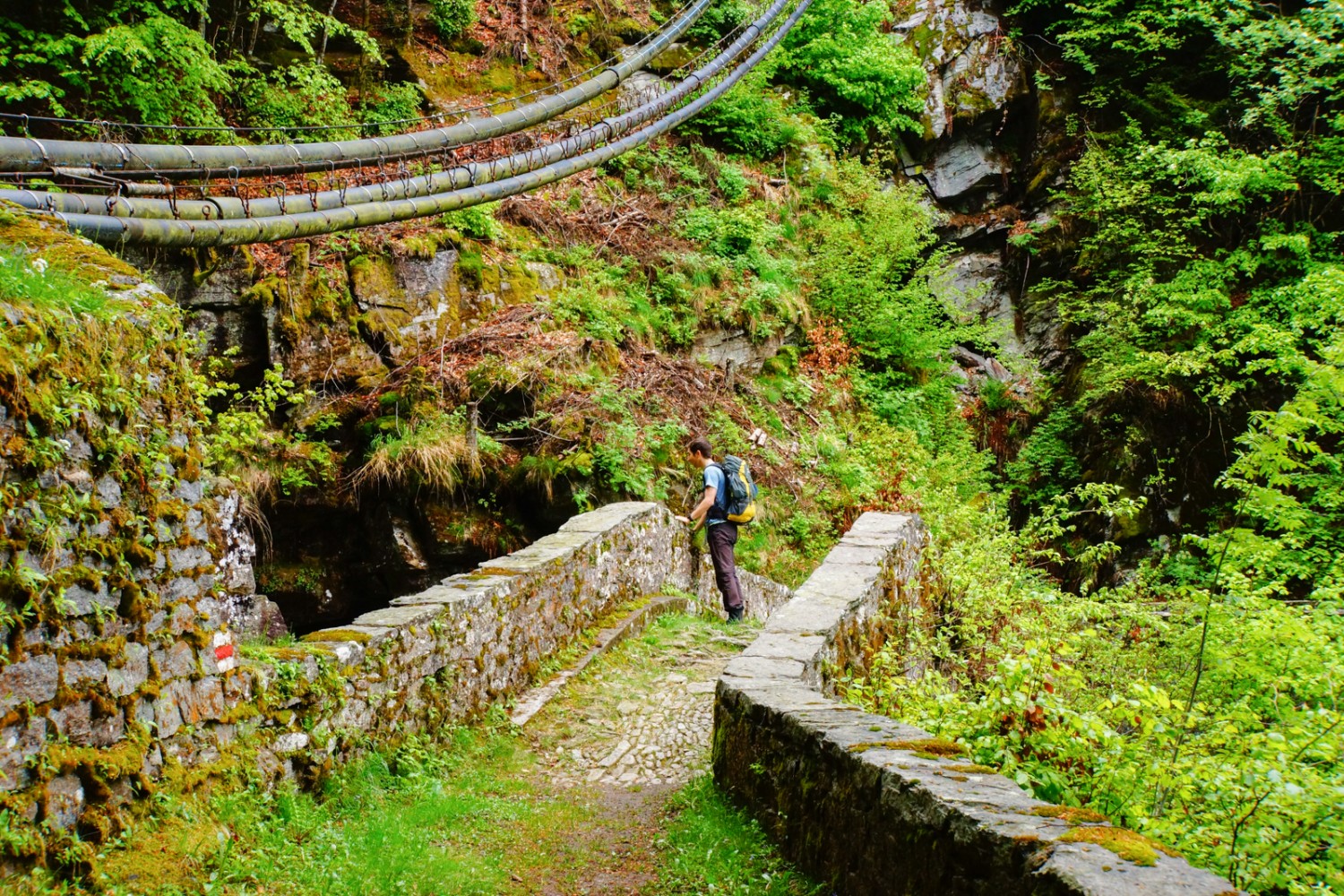 Die Route führt über alte Wege und Brücken.