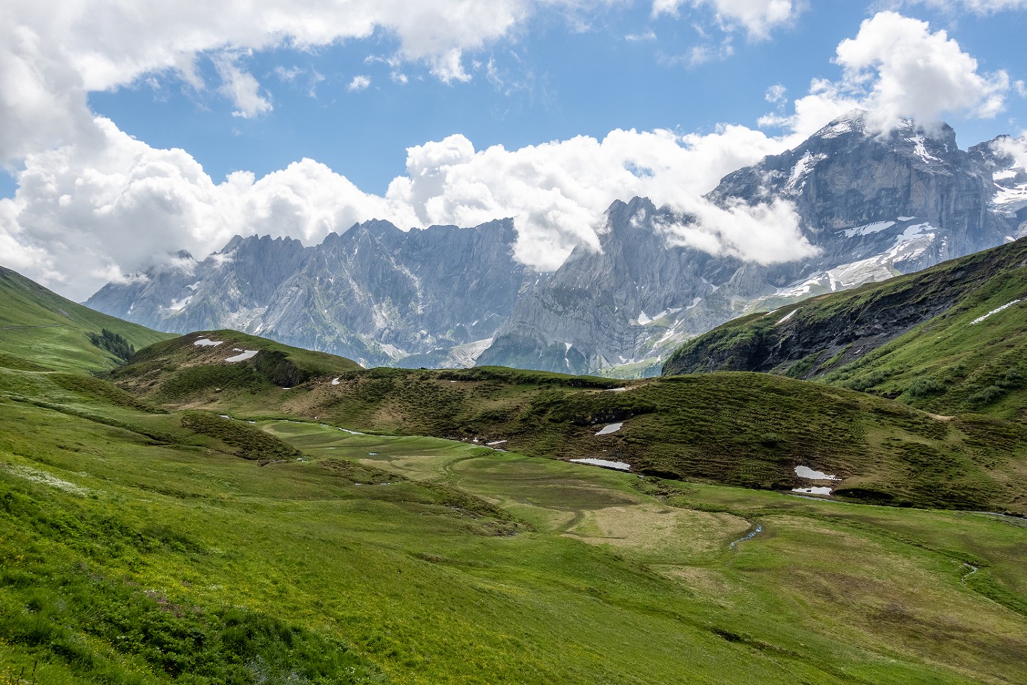 Sicht von der Alp Im obristen Breitenboden zu der Kette Engelhörner bis Wellhorn.