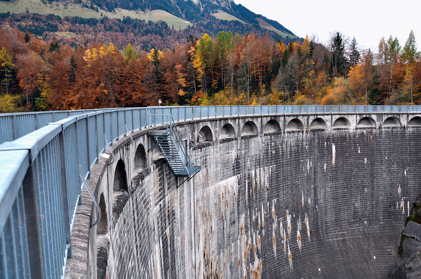 Der imposante Bogen der Staumauer von Montsalvens.