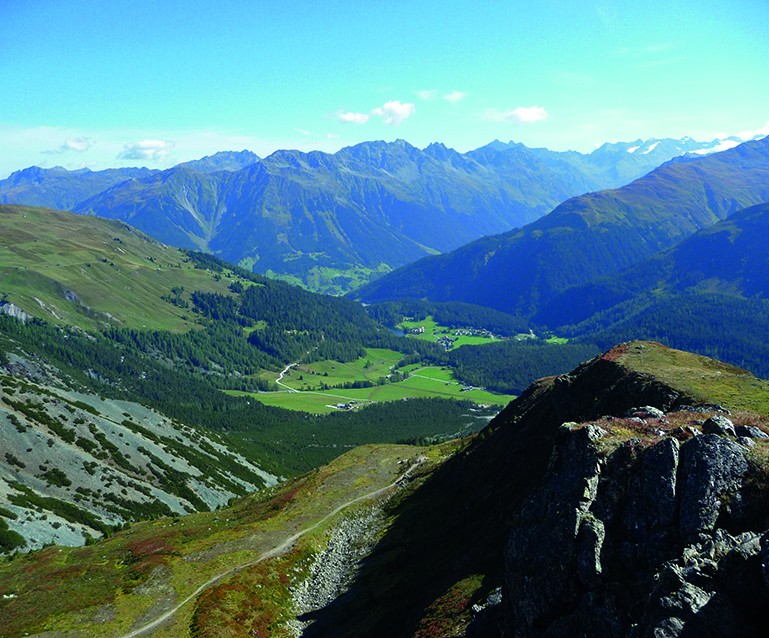 Sur le chemin panoramique, splendide panorama avec vue sur le lac de Schwarzsee. Photos: Werner Forrer