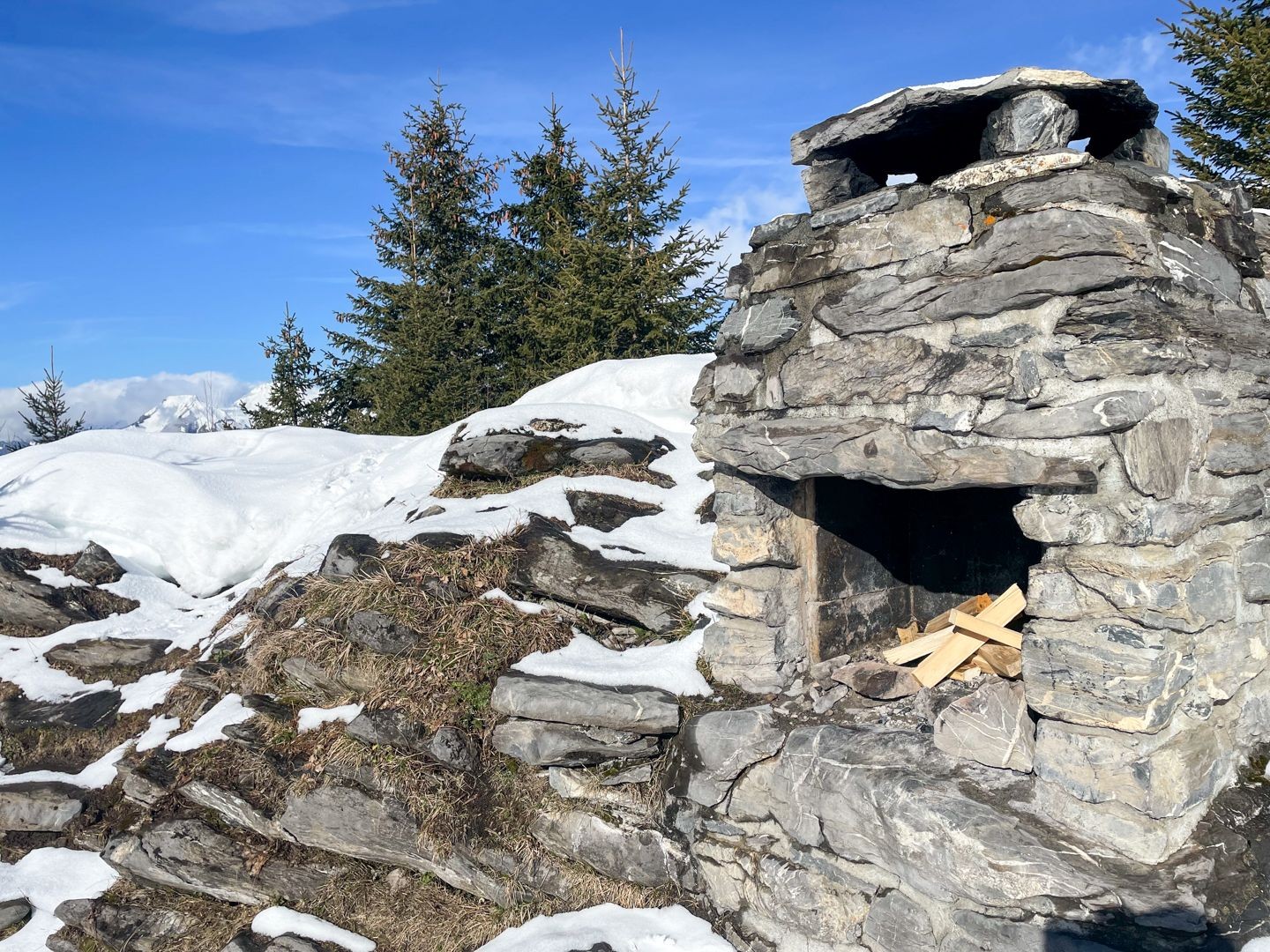 Glück und Pech bei der Rekognoszierung: Trockenes Holz war da – die Zündhölzer blieben leider zu Hause.