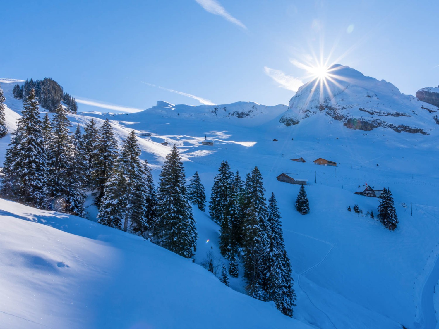 Lever de soleil au-dessus du Twäriberg. Un peu plus bas à droite, la cabane de Druesberg est encore à l’ombre. Photo: Franz Ulrich