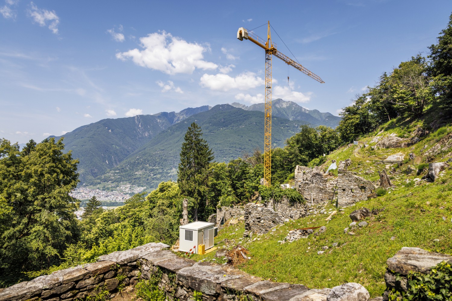 Durant la seconde moitié de la randonnée, on peut admirer les ruines du mystérieux village fantôme de Prada. Photo: Severin Nowacki
