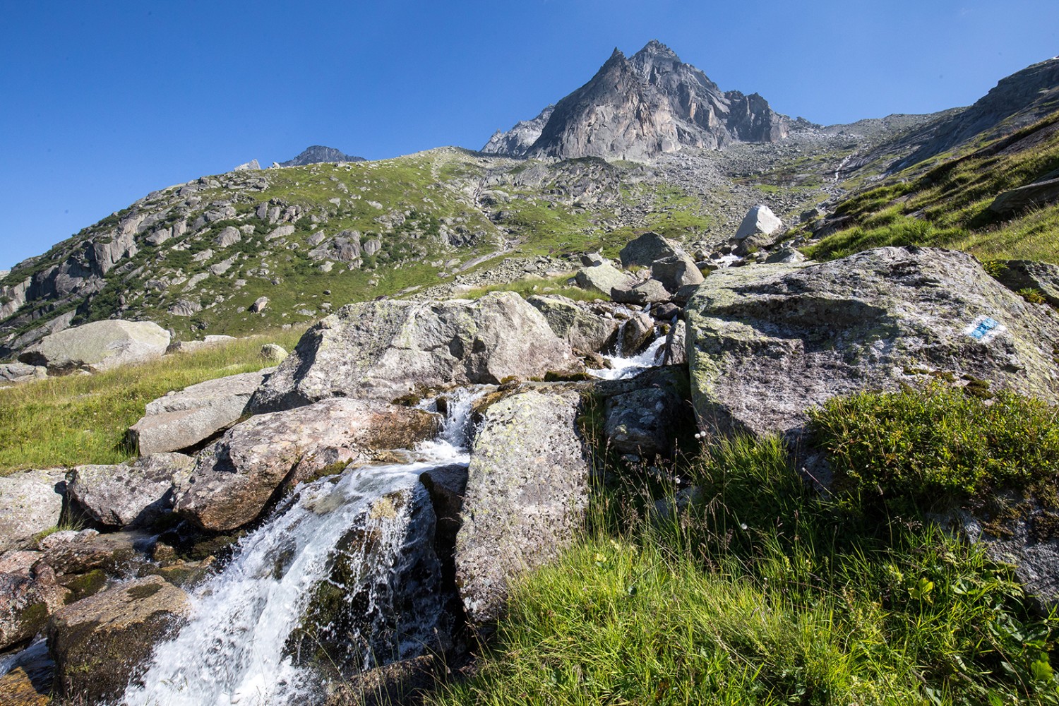 On longe le ruisseau Älprigenbach jusqu’au lac de barrage de Göscheneralp.