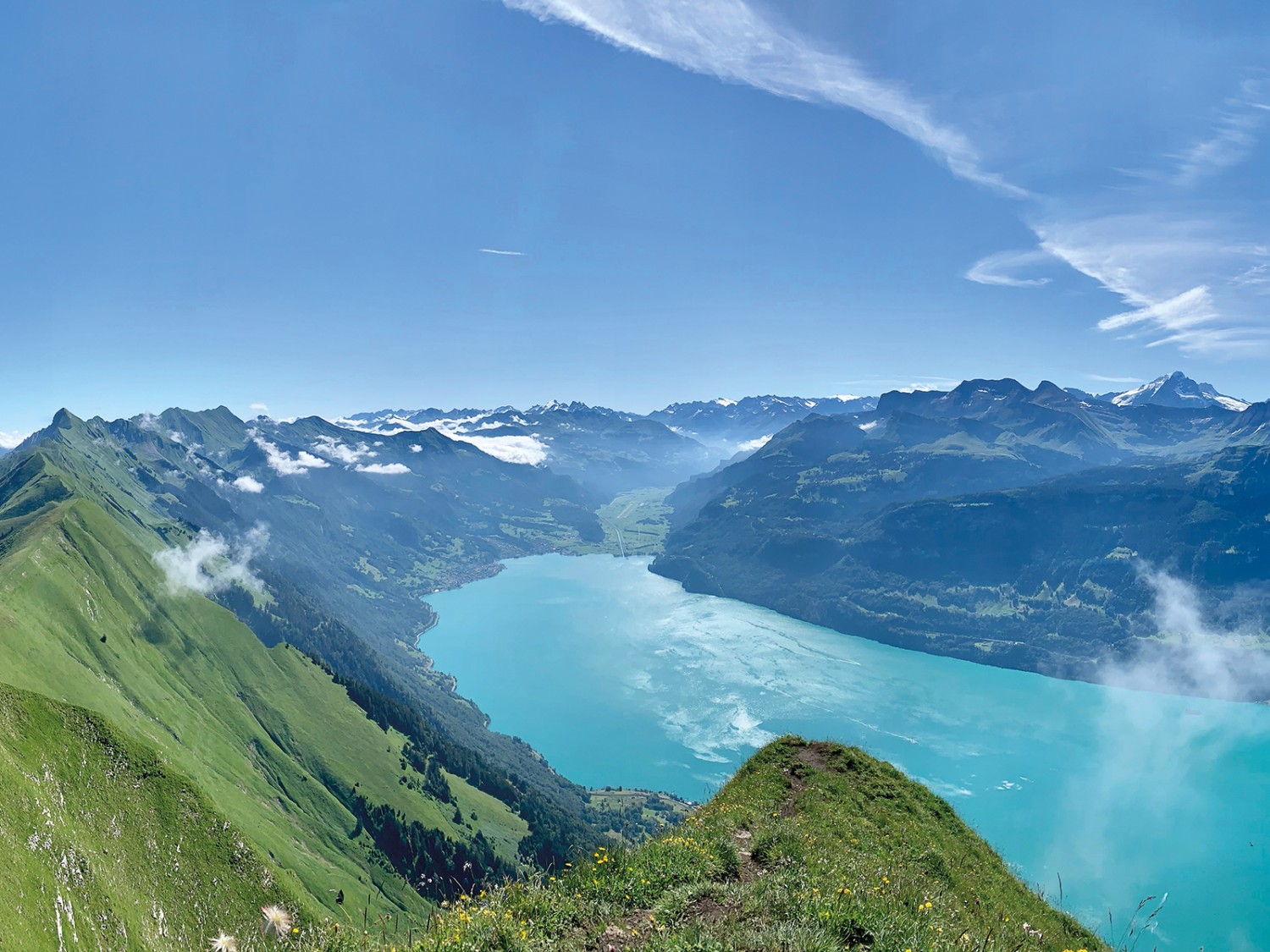 Blick vom Augstmatthorn über den Brienzersee in die Ferne. Bild: Karina Peters