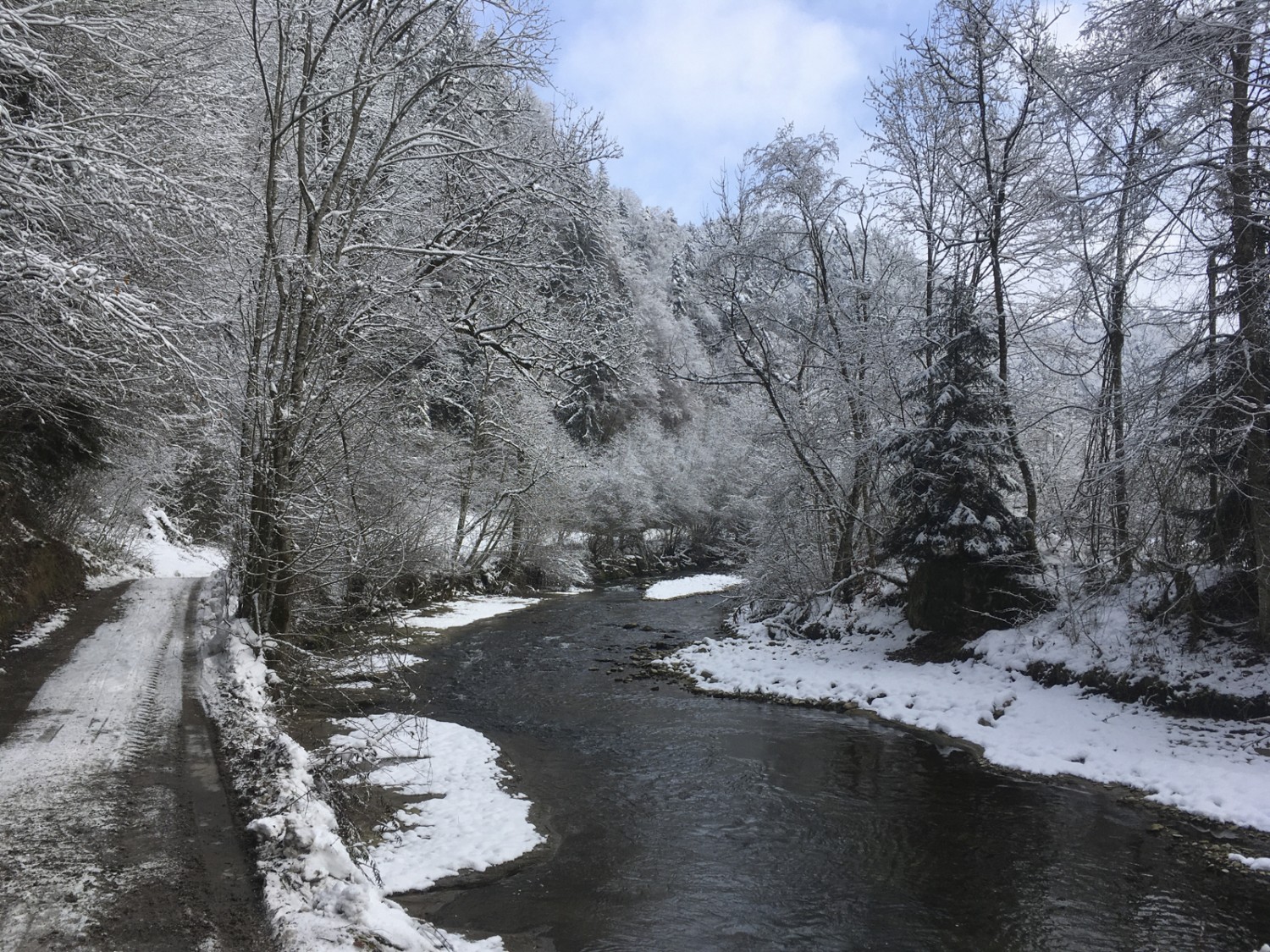 Verschneites Schwarzwasser: Der Weg verlangt nach gutem Schuhwerk. Bild: Jürg Steiner