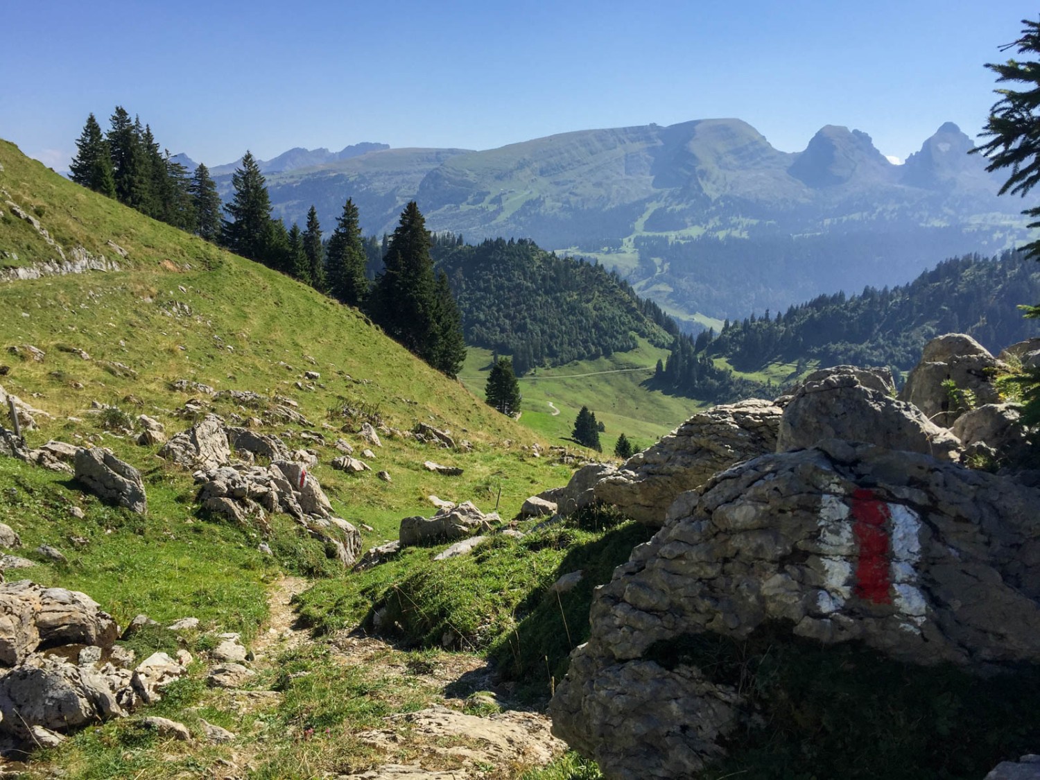 Der Aufstieg auf den Windenpass wird immer steiler, aber die Aussicht lohnt sich. Bild: Vera In-Albon