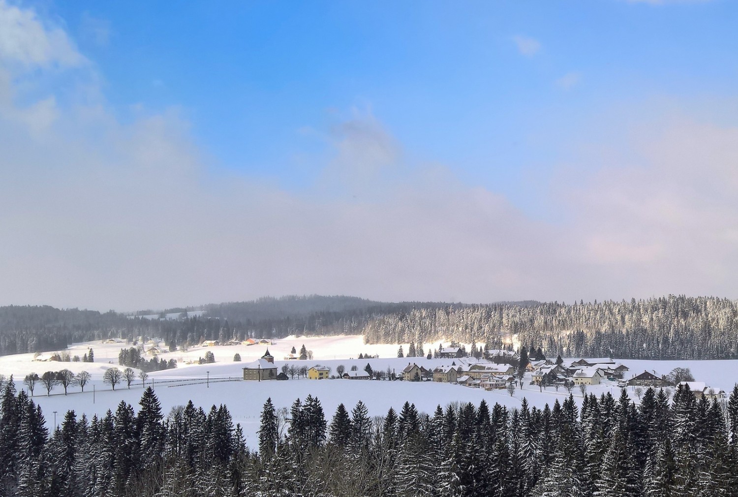 Vue sur le haut-plateau de La Chaux et le petit village du même nom. Photos: Andreas Staeger