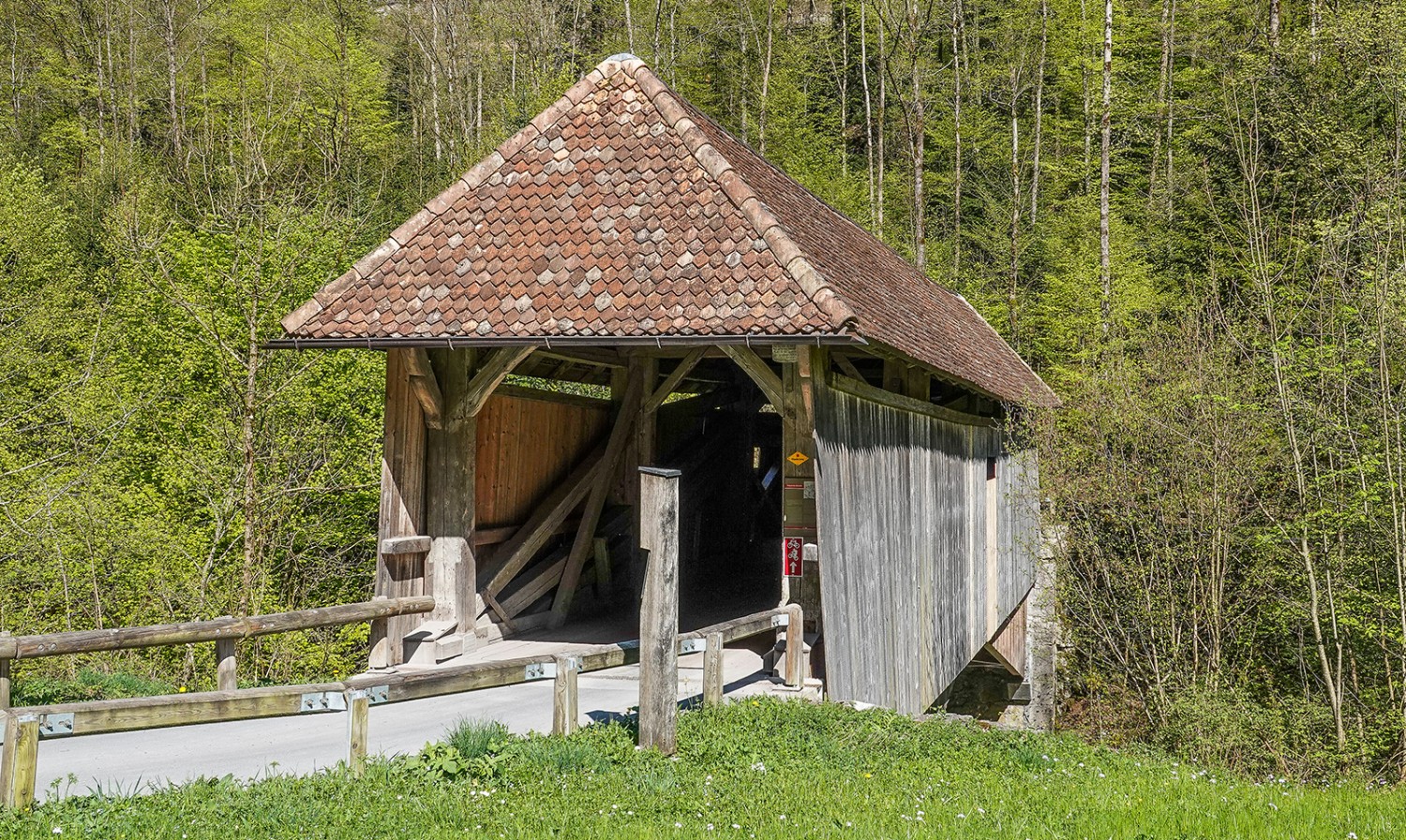 Le pont Souvorov possède une histoire tragique.
Photo: Ernst Immoos