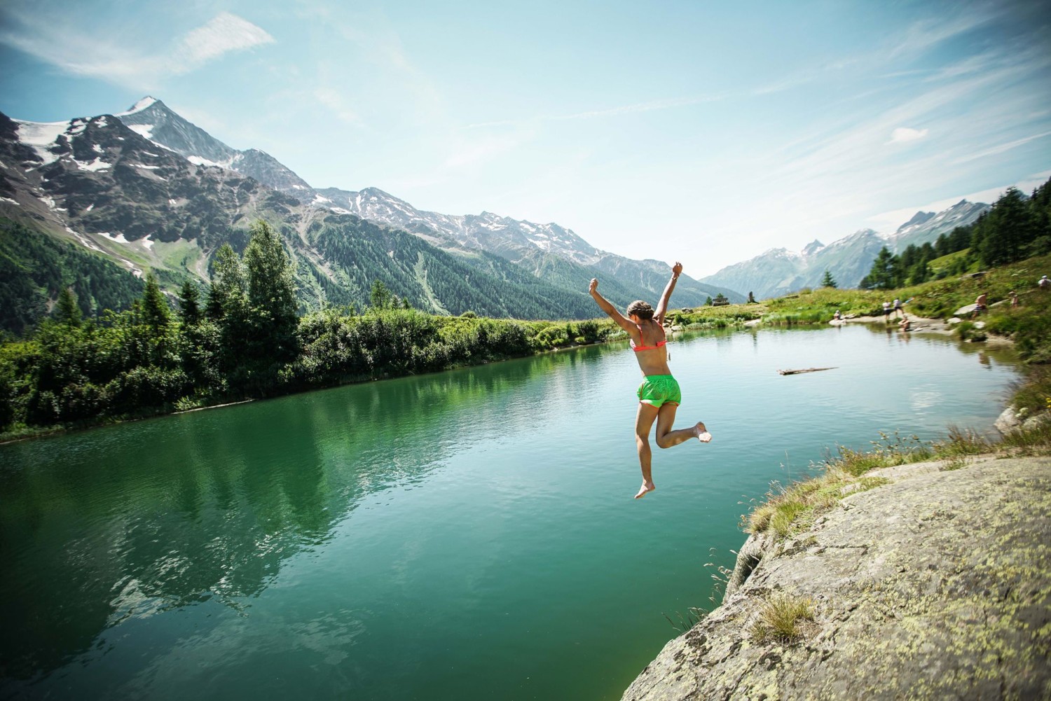 Die Badehose findet Platz im Rucksack für einen Sprung in den Schwarzsee