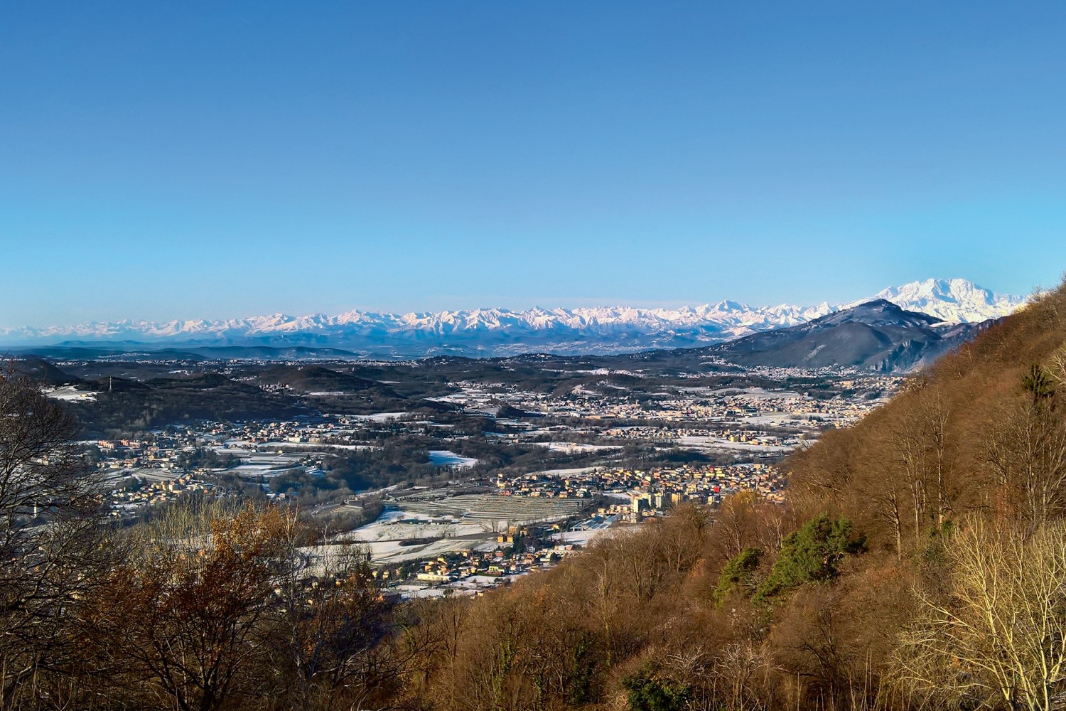 Da San Martino la vista spazia fino alle vette del Piemonte.