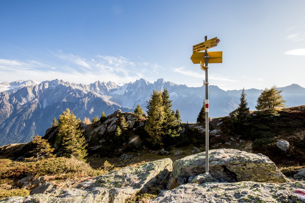 À Cadrin, avec une vue panoramique sur les sommets montagneux du val Bregaglia. Plus que deux heures avant d’arriver à destination. Il ne reste plus qu’à descendre. Photo: Daniel Fleuti