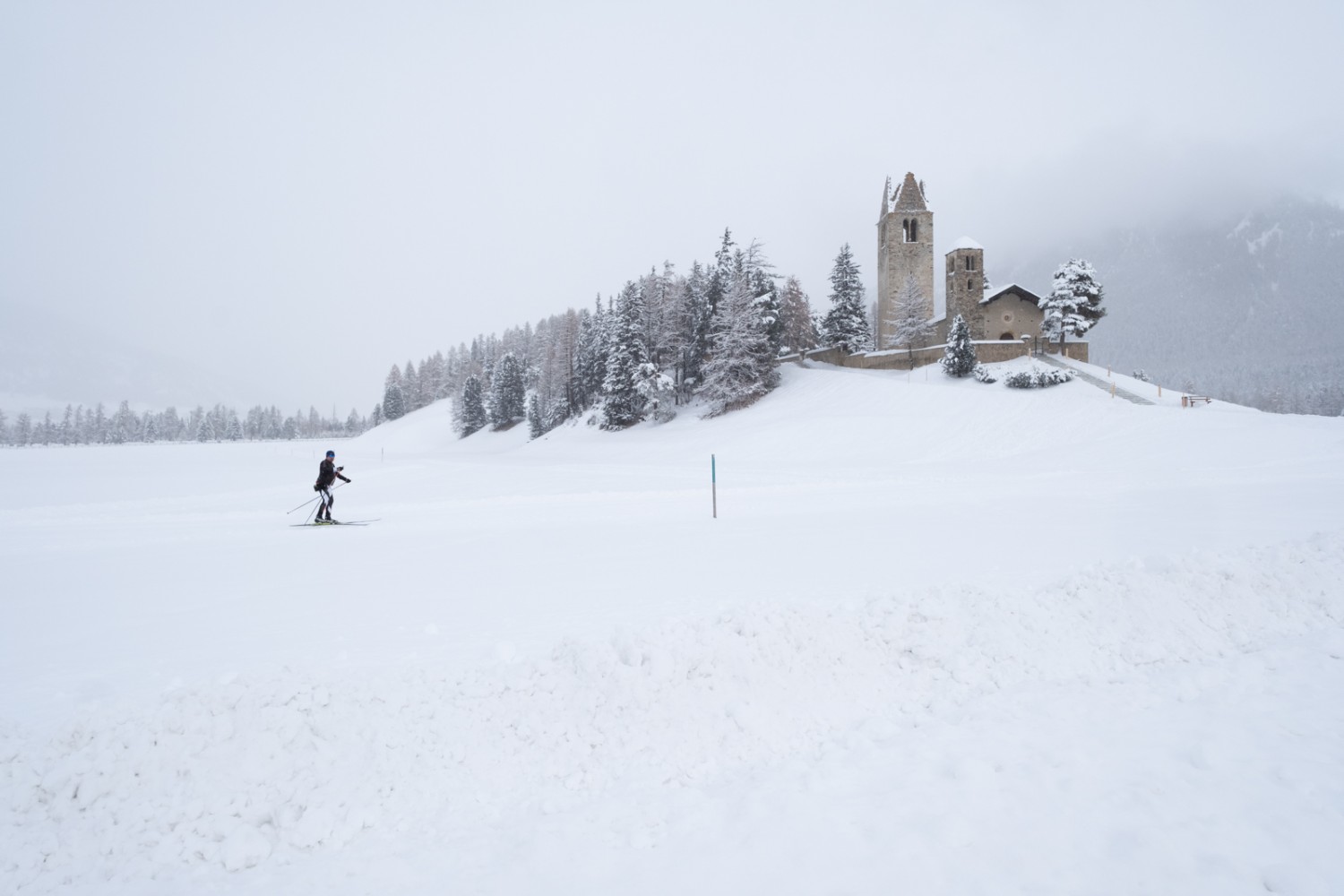 Peu avant Celerina, l’église San Gian fait son apparition. Photo: Markus Ruff