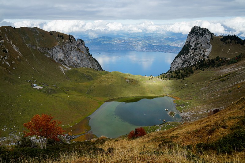 La vue porte jusque sur le lac Léman et Vevey depuis le lac de Lovenay. Photos: Peter Kleiner