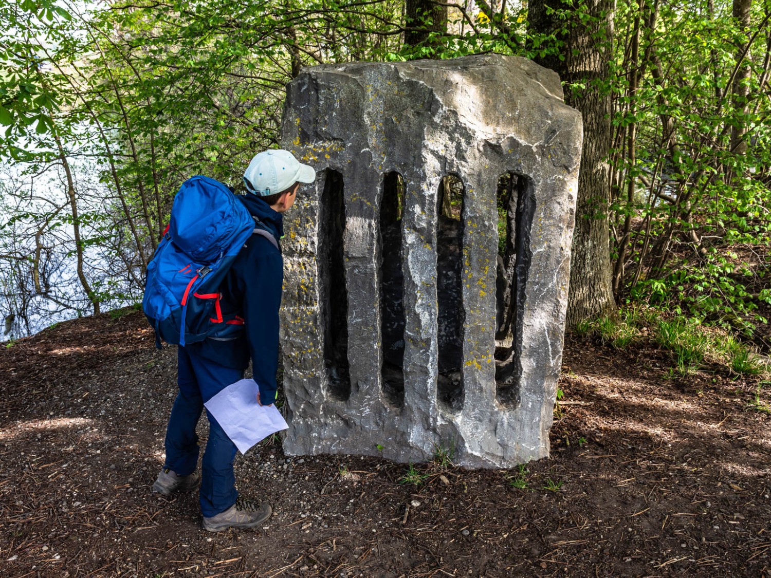 Sculpture près du château de Mauensee: comment cette boule s’est-elle retrouvée dans cette cage en pierre? Photo: Franz Ulrich