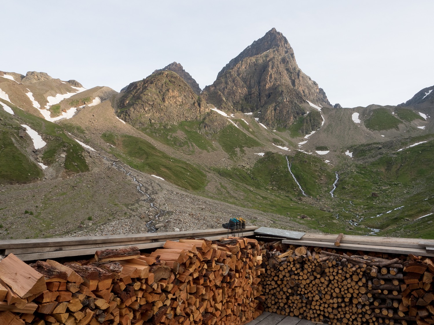 Au fond de la vallée se trouve le Piz Buin. Vue de la cabane Tuoi.