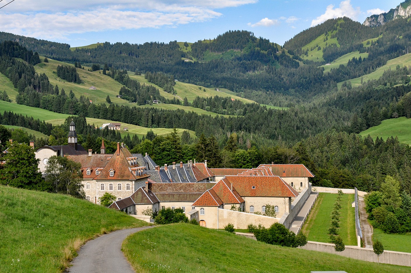 La chartreuse de La Valsainte, où les moines vivent en ermites.