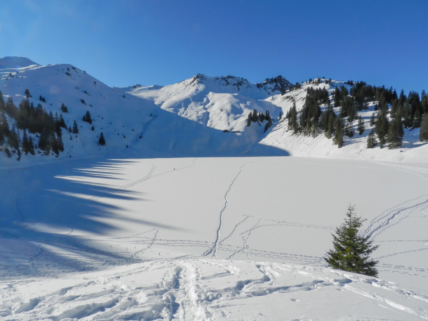 D’une pierre deux lacs: en seconde partie de randonnée, on longe le lac d’Oberstock. Photo: Patricia Michaud