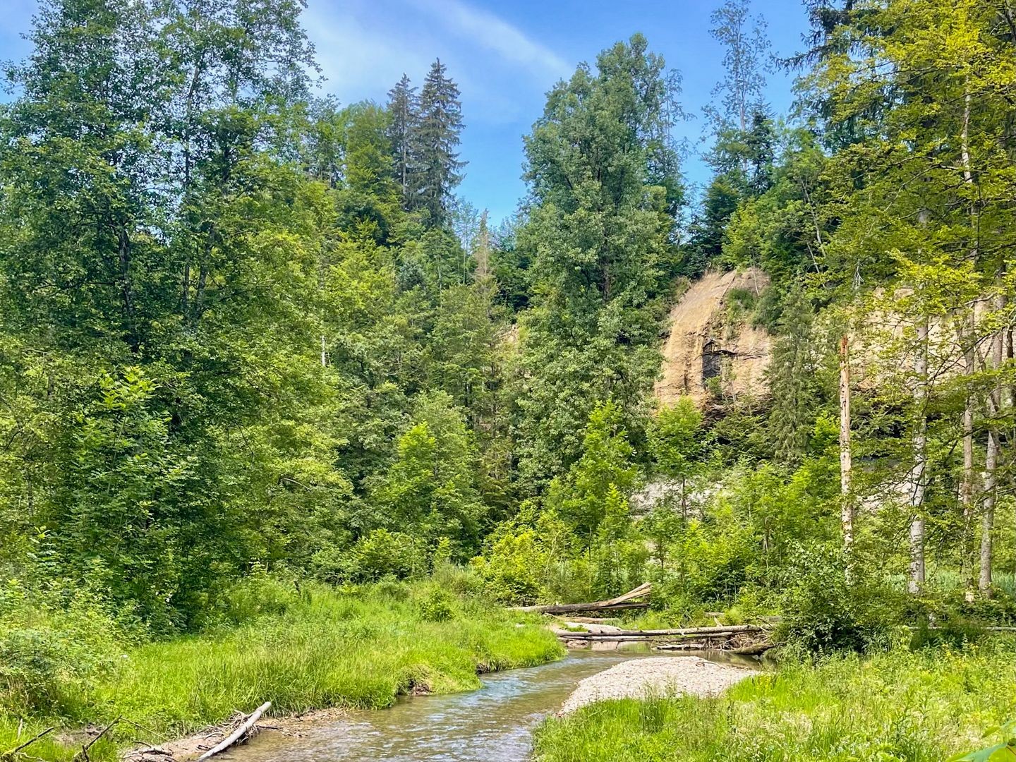 La randonnée passe par des paysages naturels et sauvages.