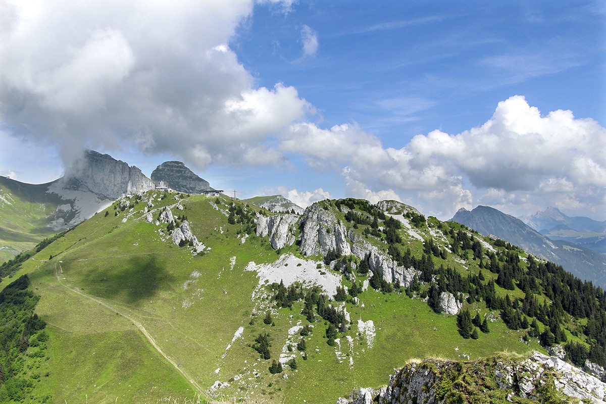 Blick von la Riondaz zum  Tour d’Aï und Tour de Mayen, davor befindet sich das Drehrestaurant Le Kuklos. Bild: Alexandra Blatter