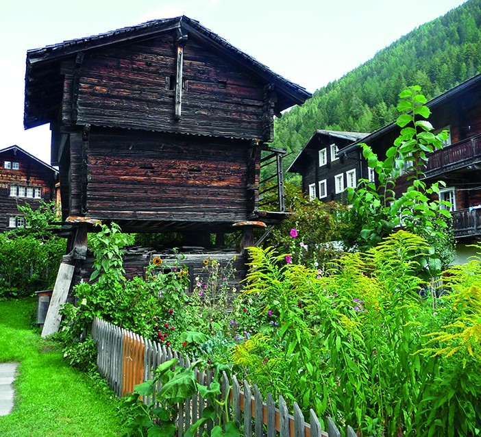 Altes Walliser Chalet beim Dofplatz Ernen.