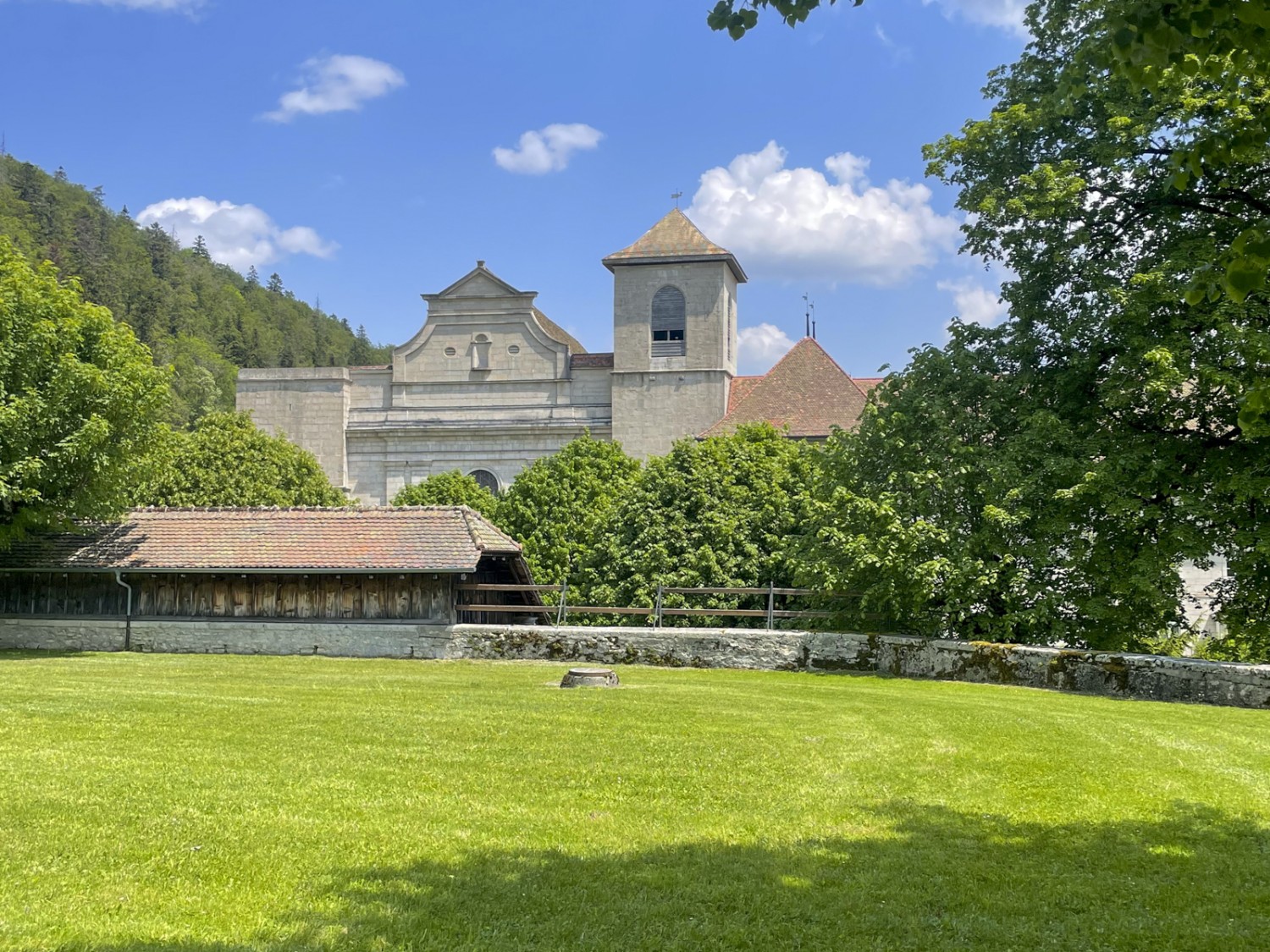 Lo spettacolare monastero barocco brilla al sole del Giura. Foto: Lukas Frehner