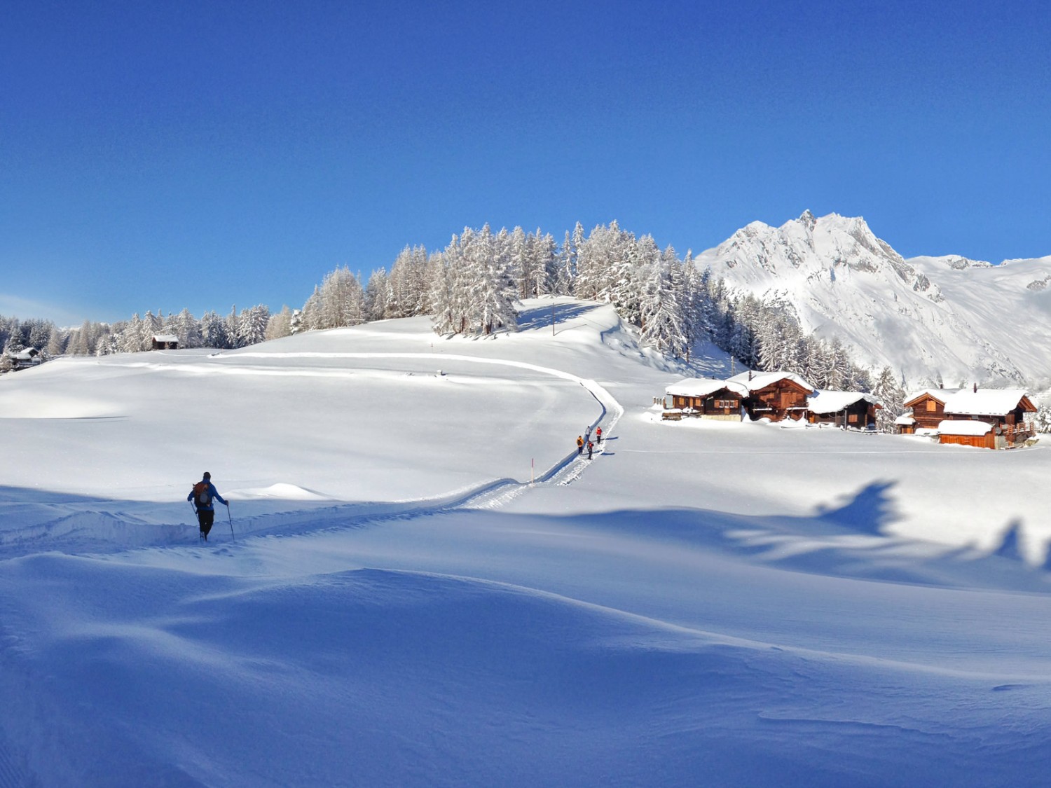 Au-delà du hameau d’Oberi Hellela, le Bietschhorn s’élève sur le versant opposé de la vallée du Rhône. Photo: Bürchen Unterbäch Tourismus