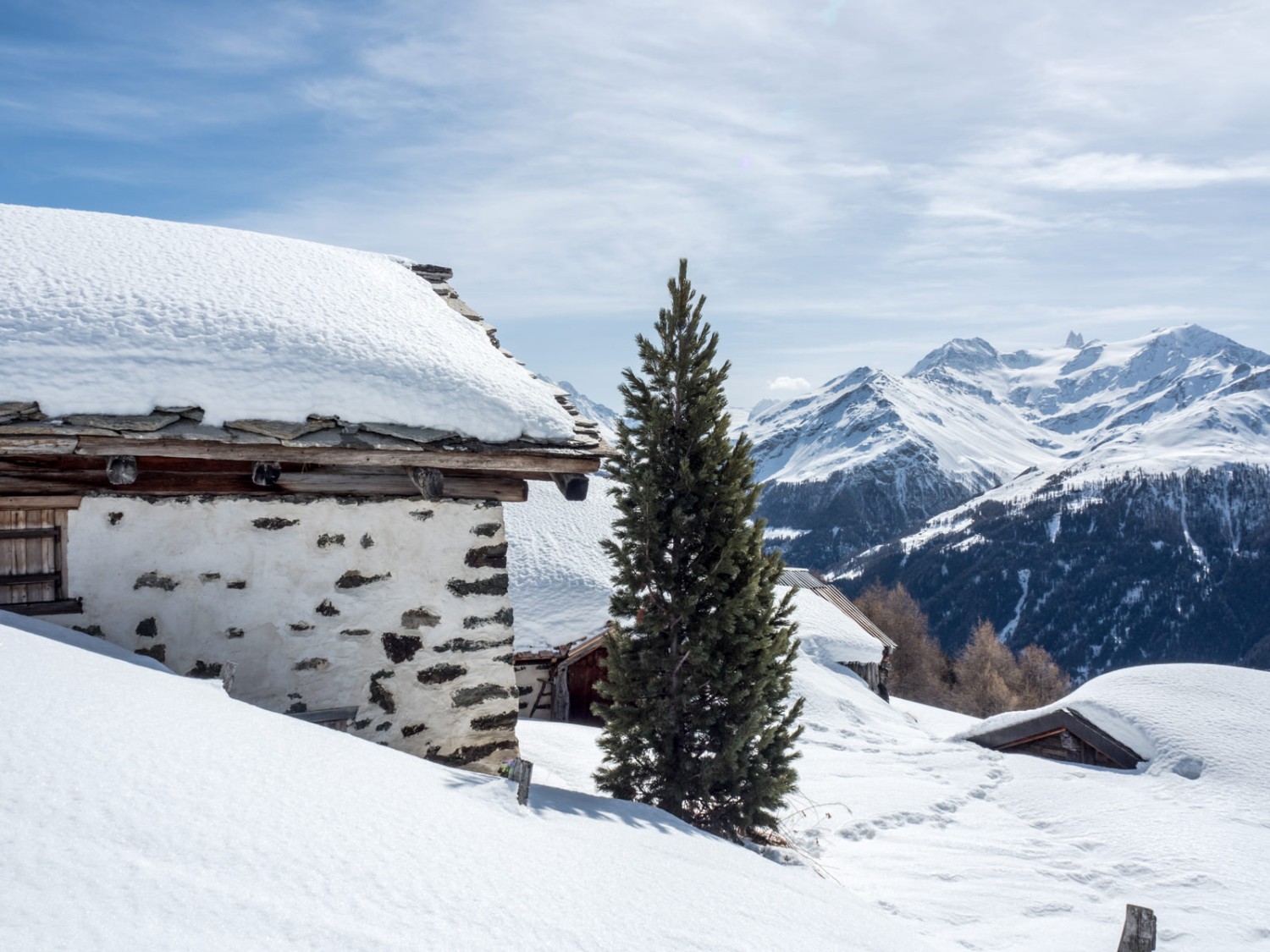 Une belle vue sur les 4000 entourant la Dent Blanche et, en bas, sur le val d’Hérens. Photo: Barbara Graber