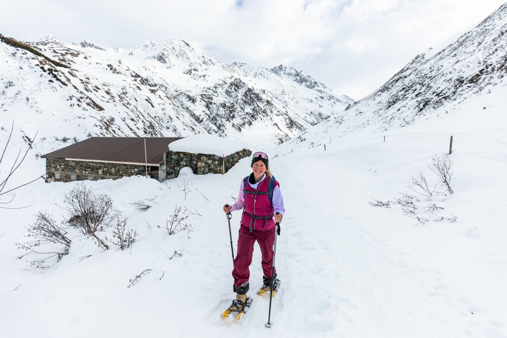 Nach der Alp Mettlen hat man gut lachen, denn ab da geht es stetig bergab. Bild: Wanderblondies