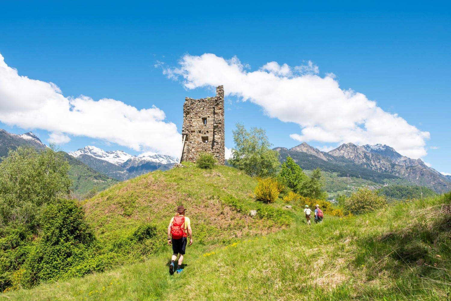 Tel un doigt de pierre, la Torre Boggiano s’élance vers le ciel et convie à une randonnée ponctuée d’histoires passionnantes.