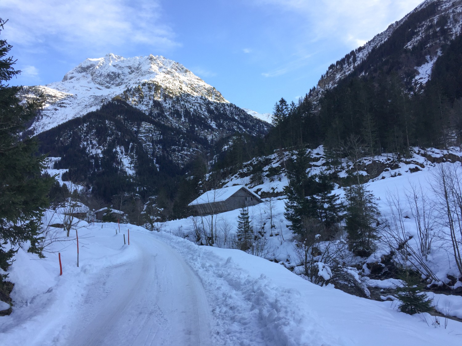 Die alte Passstrasse wird im Winter geräumt und kann als Wanderweg benutzt werden.