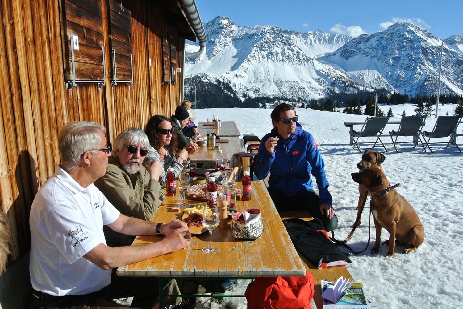 Einkehren mit Aussicht - und dem Gigi von Arosa (Erster von links) und der Familie Krause.