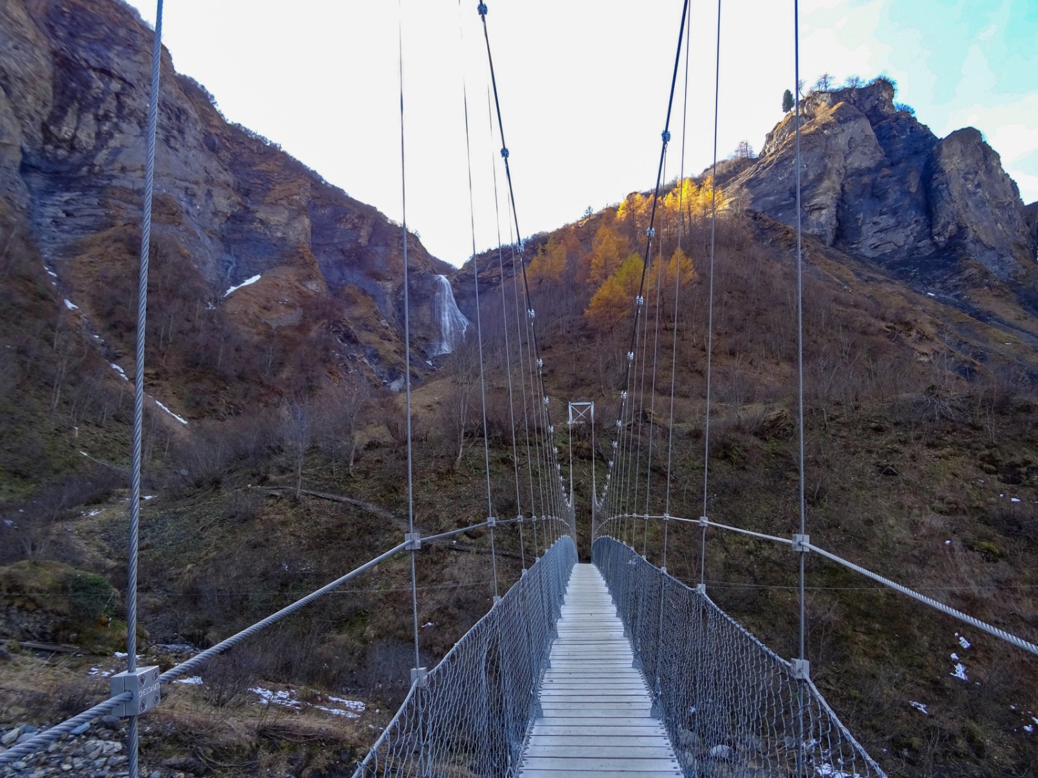 Elegant überspannt die Hängebrücke den Gufelbach.